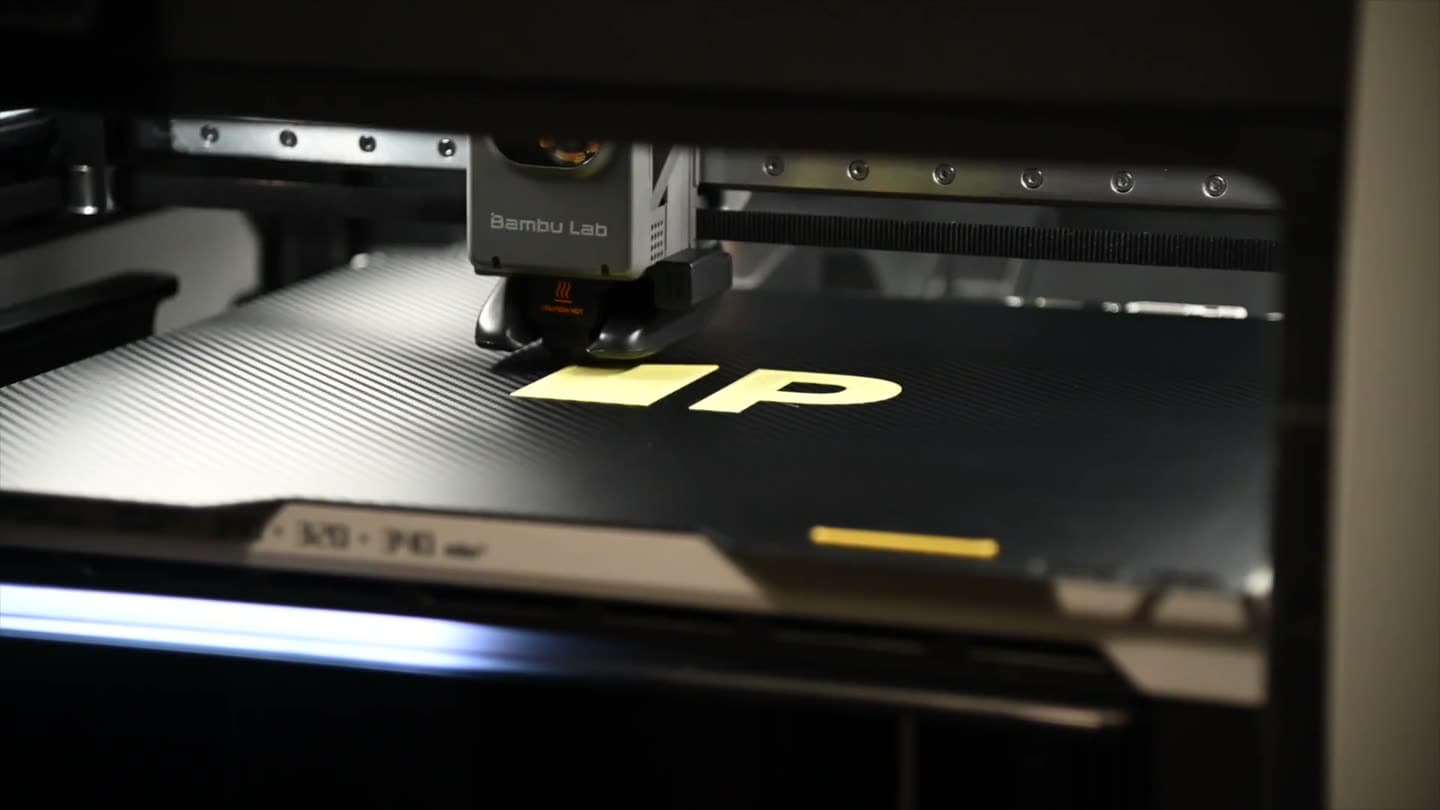Une Bambu Lab H2S imprime le logo PrintLab sur son plateau