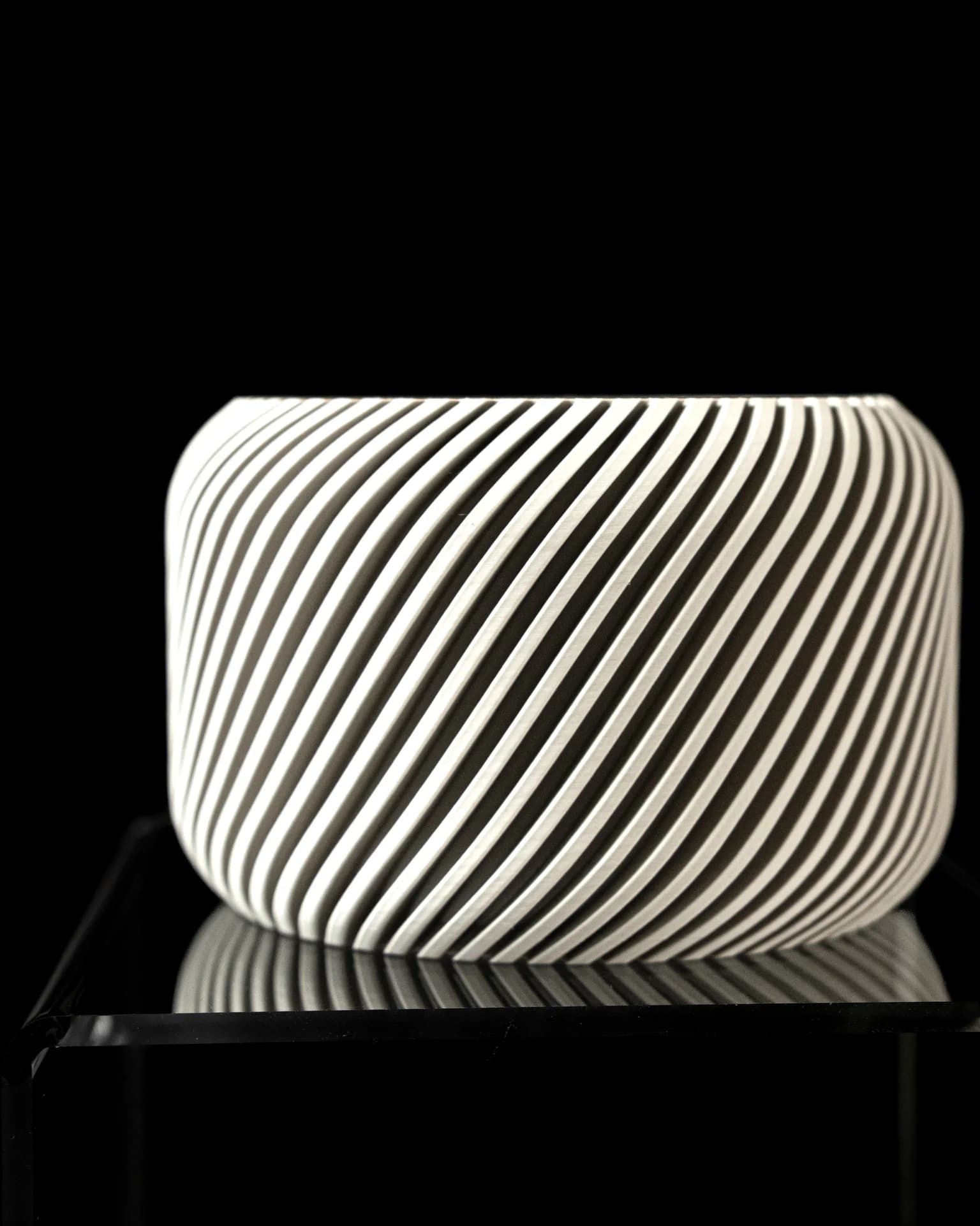 Slant – Cache-pot torsadé au design incliné - Miniature 2