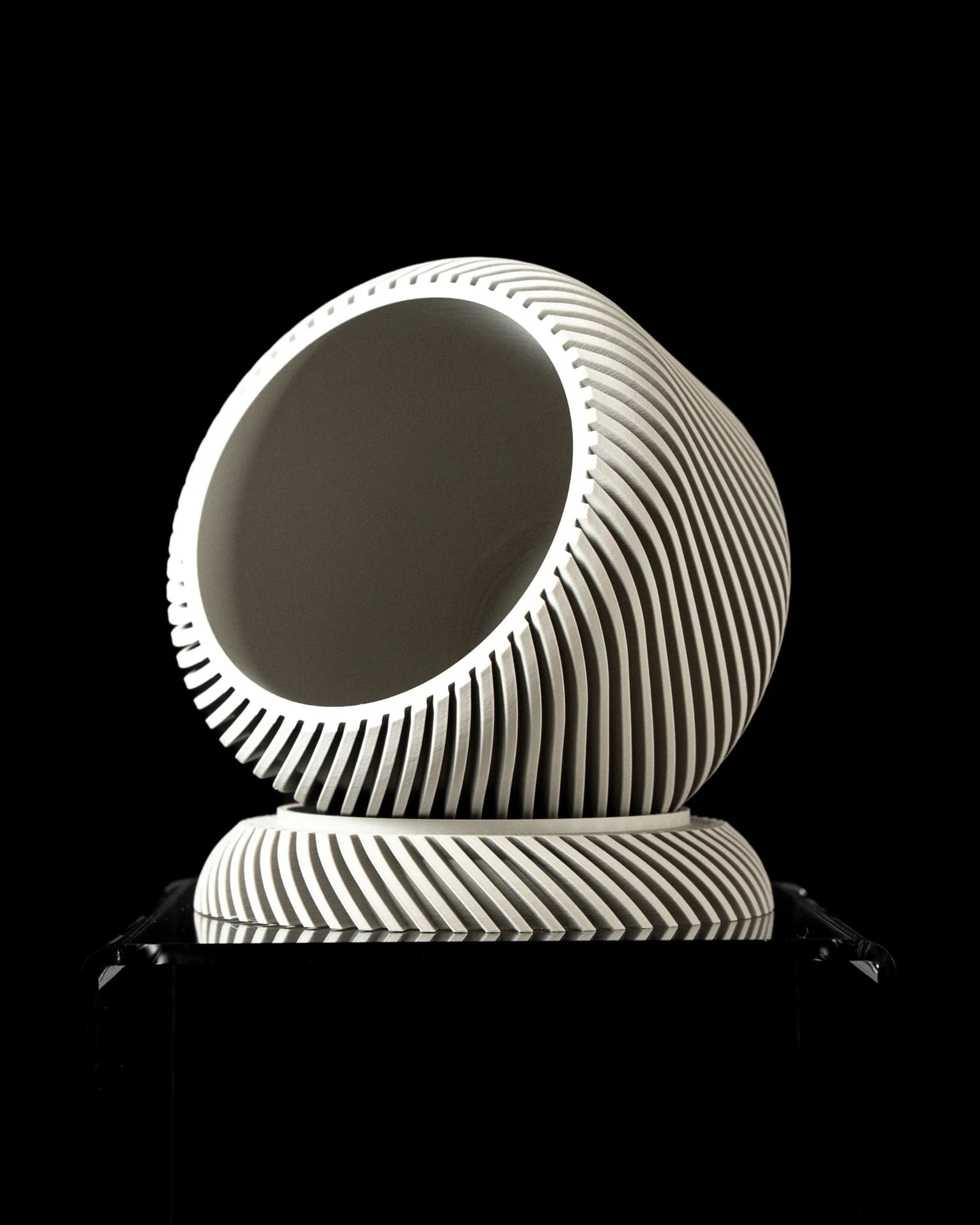 Slant – Cache-pot torsadé au design incliné - Miniature 3